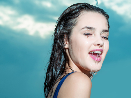 Heißes Girl badet in nassem engem Kleid Heißes Girl badet in nassem engem Kleid